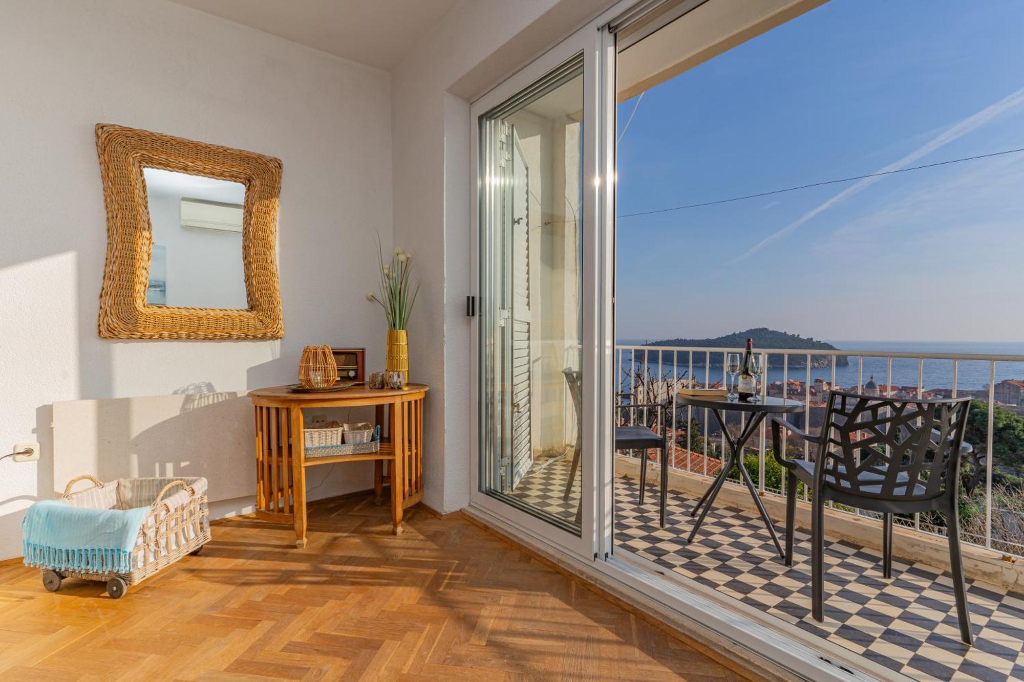 Sea And Old View Apartmán
